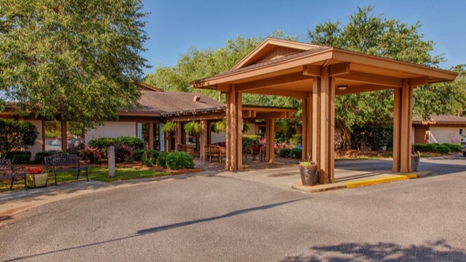 Outdoor Area in Front of Senior Living Facility in Fairhope AL Outdoor Area in Front of Senior Living Facility in Fairhope AL